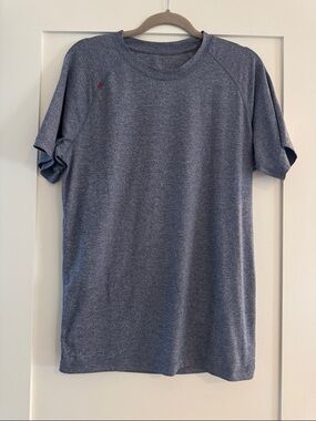 Rhône Men’s Reign Short Sleeve Tee in Heathered Blue